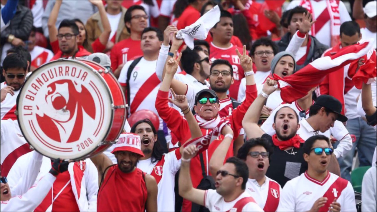Hinchas peruanos vuelven a los estadios