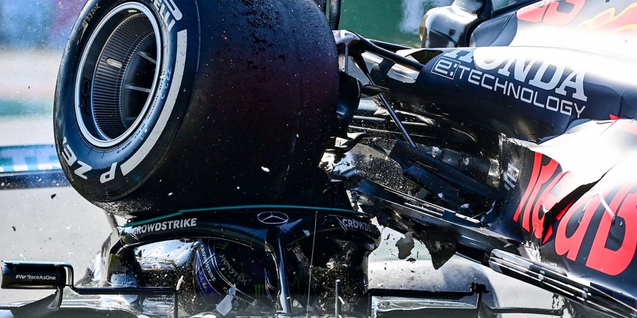 F1: El halo salva a Hamilton en terrible choque con Verstappen