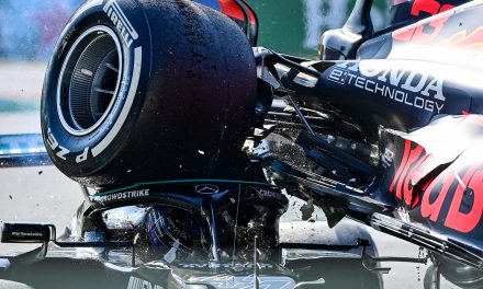 F1: El halo salva a Hamilton en terrible choque con Verstappen
