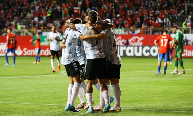 Argentina derrotó a Chile en la altura y se acercó a Brasil