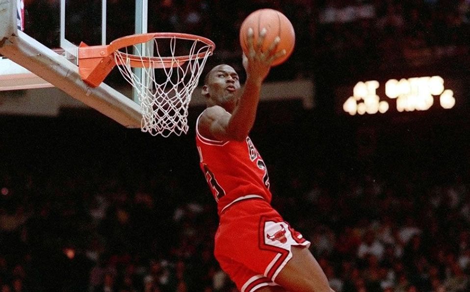 Michael Jordan anotando