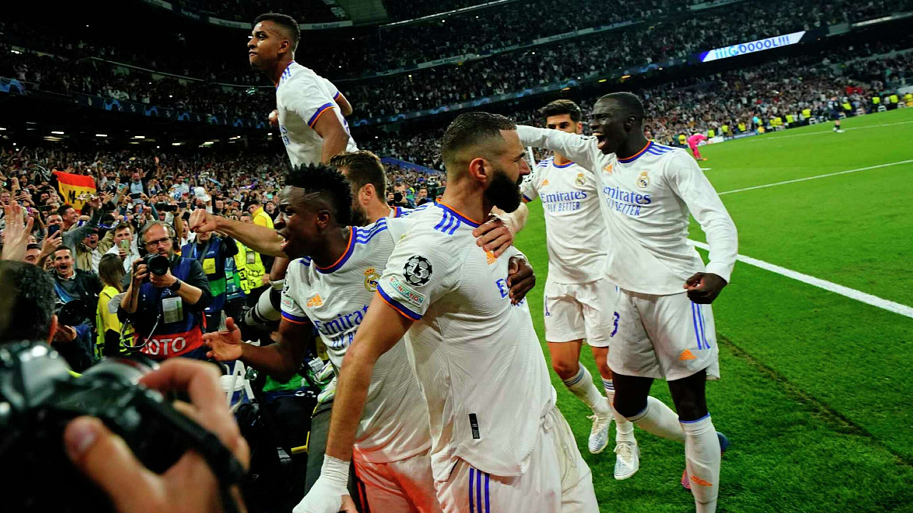 Los futbolistas del Real Madrid celebran el gol de Benzema que le da el pase a la final de la Champions League.