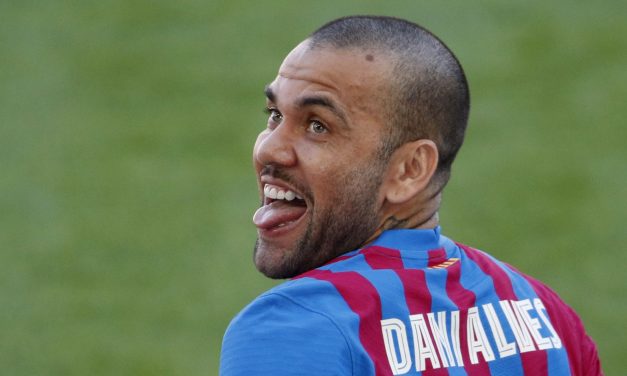 Dani Alves podría renovar hasta diciembre