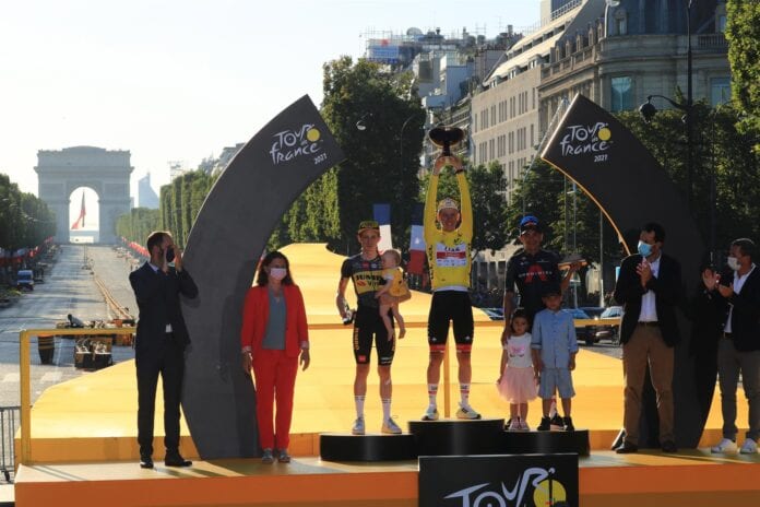 Podio en el Tour de Francia 2021. Orden de izquierda a derecha: Jonas Vingegaard, Tadej Pogacar, Richard Carapaz.