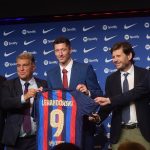 El Camp Nou dio la bienvenida al que ya es su jugador insignia, Robert Lewandoski