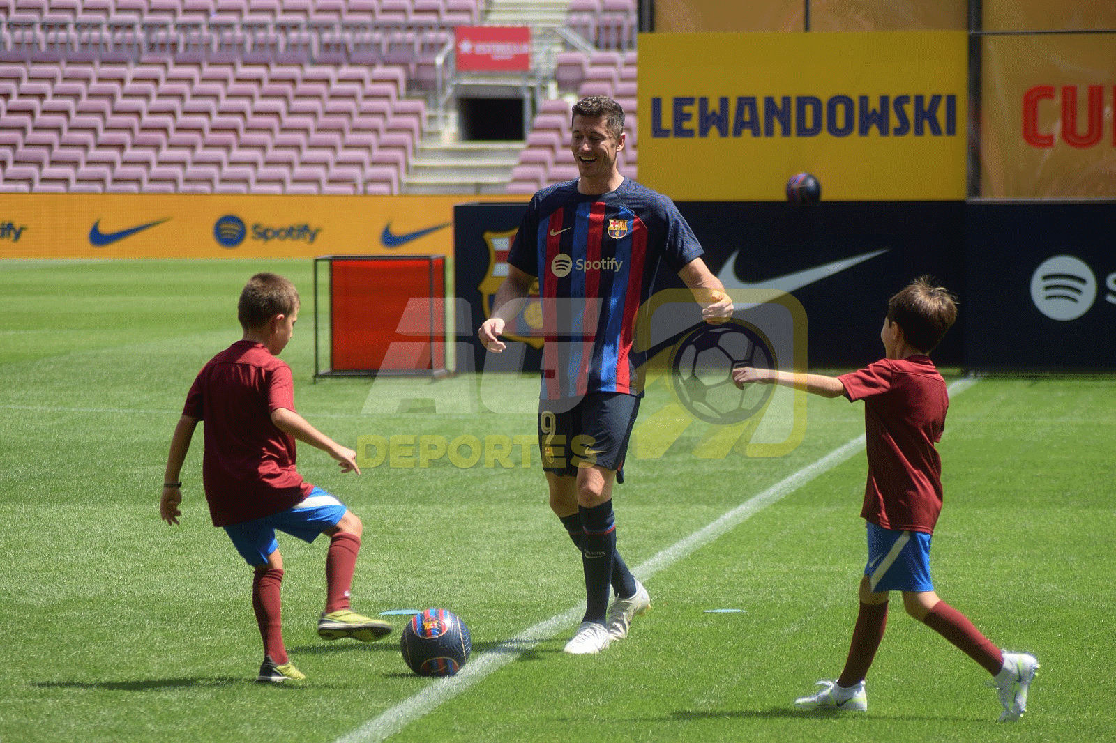 El Camp Nou dio la bienvenida al que ya es su jugador insignia, Robert Lewandowski