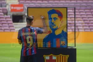 El Camp Nou dio la bienvenida al que ya es su jugador insignia, Robert Lewandoski