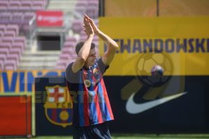 El Camp Nou dio la bienvenida al que ya es su jugador insignia, Robert Lewandoski