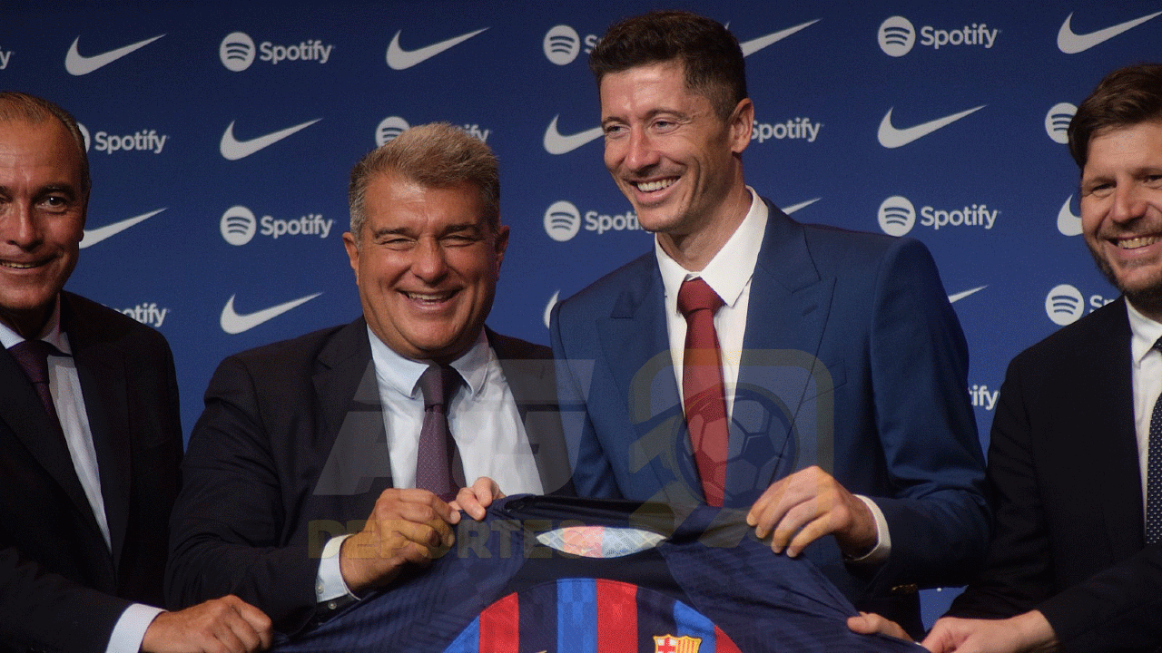 El Camp Nou dio la bienvenida al que ya es su jugador insignia, Robert Lewandoski