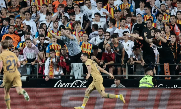 Lewandowski rescata al Barça en Valencia