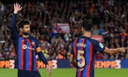 Un gran Barça rinde homenaje a Piqué con victoria