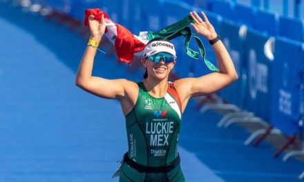 La triatleta mexicana, Isabella Luckie, consigue el oro en el Mundial de Triatlón en Abu Dhabi