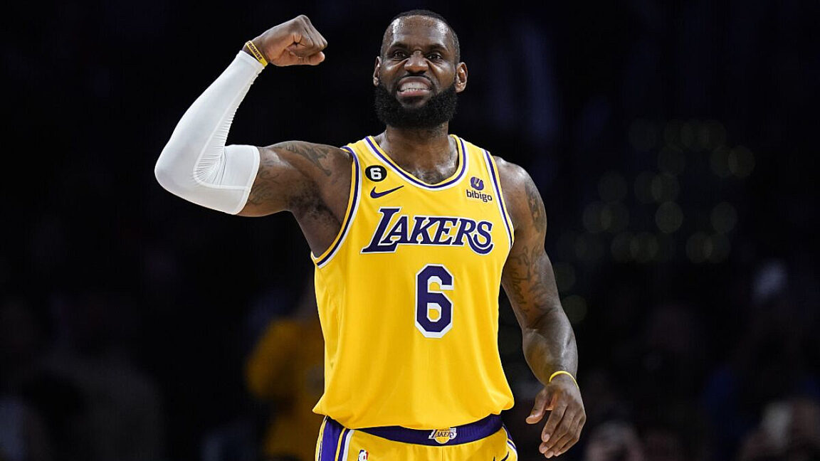 LeBron James, jugador de los Lakers de Los Ángeles en la Asociación Nacional de Baloncesto (NBA), es el segundo jugador en la historia de la liga en alcanzar la marca de los 38 mil puntos en su carrera