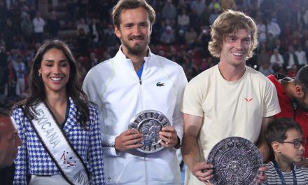 Andrey Rublev vence a Daniil Medvedev en el Tennis Showdown