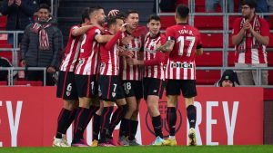 Jugadores celebran un gol