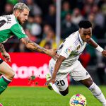 Vinicius en una jugada con Aitor Ruibal, en el partido Betis - Real Madrid