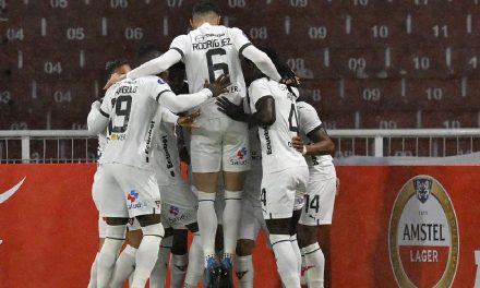 Liga de Quito revive con fútbol a costa de un inofensivo Delfín SC