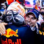 Sergio Pérez felicitando a Max Verstappen tras el Gran Premio de Abu Dhabi 2021