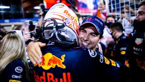 Sergio Pérez felicitando a Max Verstappen tras el Gran Premio de Abu Dhabi 2021