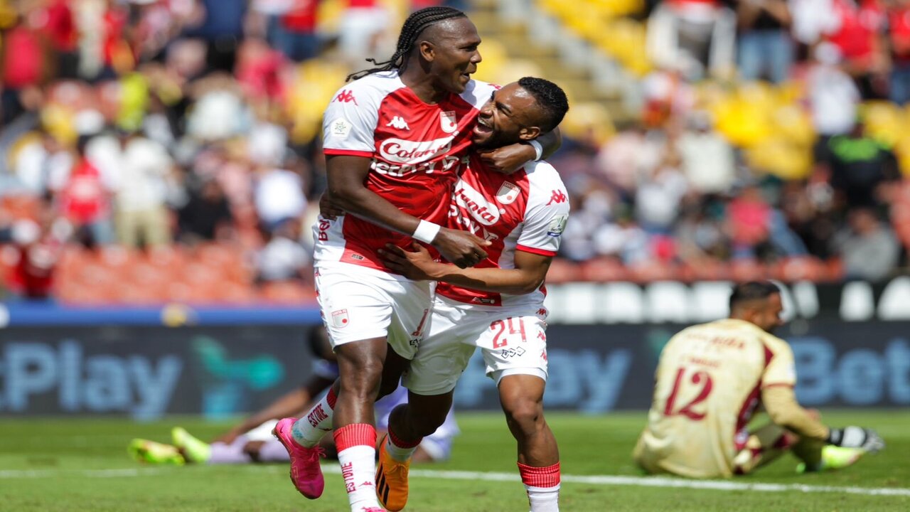 Hugo Rodallega y Jersson Gonzalez festejando el primer gol del 'cardenal'