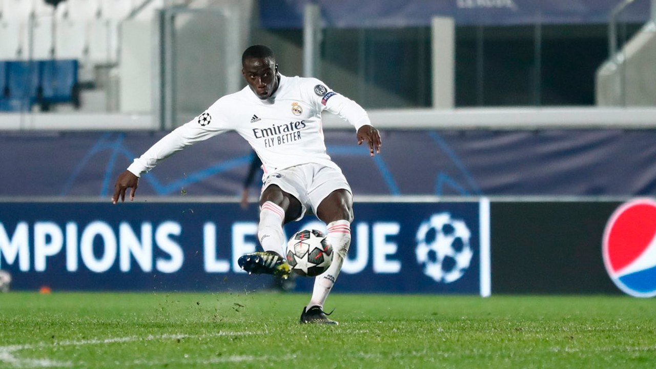 Ferland Mendy en un partido con el Real Madrid