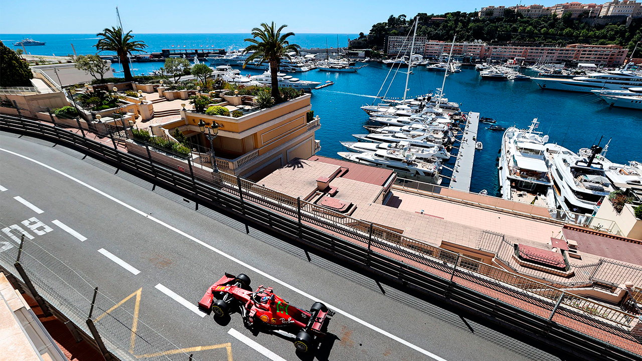 Charles Leclerc a bordo de su Ferrari en el Gran Premio de Mónaco de 2021