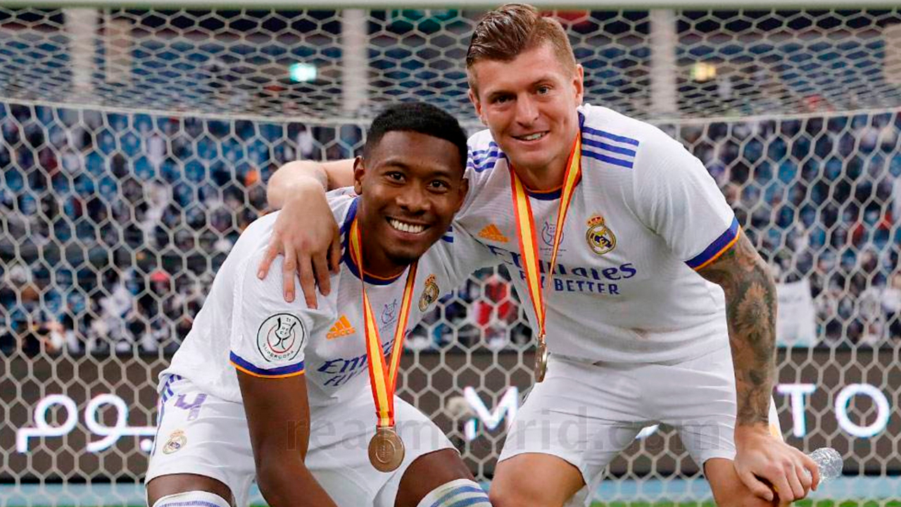 Kroos y Alaba, tras ganar la Supercopa de España de 2022 con el Real Madrid