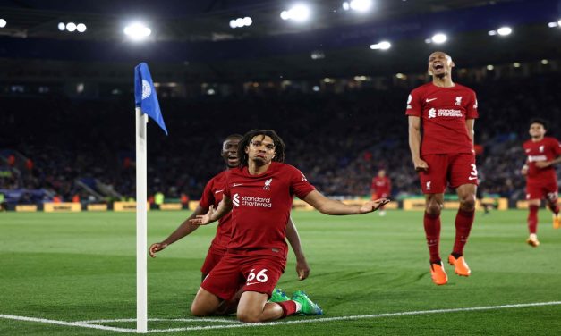 Liverpool escala y Leicester se hunde