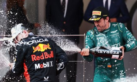 Alonso vuela en el primer día del GP de España