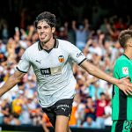 Javi Guerra celebra un gol con el Valencia