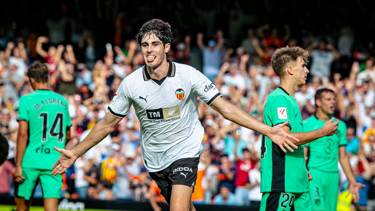 Javi Guerra celebra un gol con el Valencia