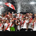 Los jugadores y el cuerpo técnico de River festejan la obtención del primer titulo del año