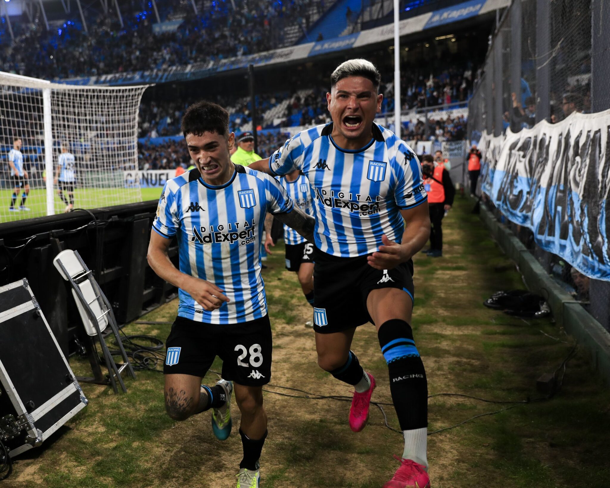 Racing le ganó 1-0 a Deportivo Riestra en el final y quedó como único ...