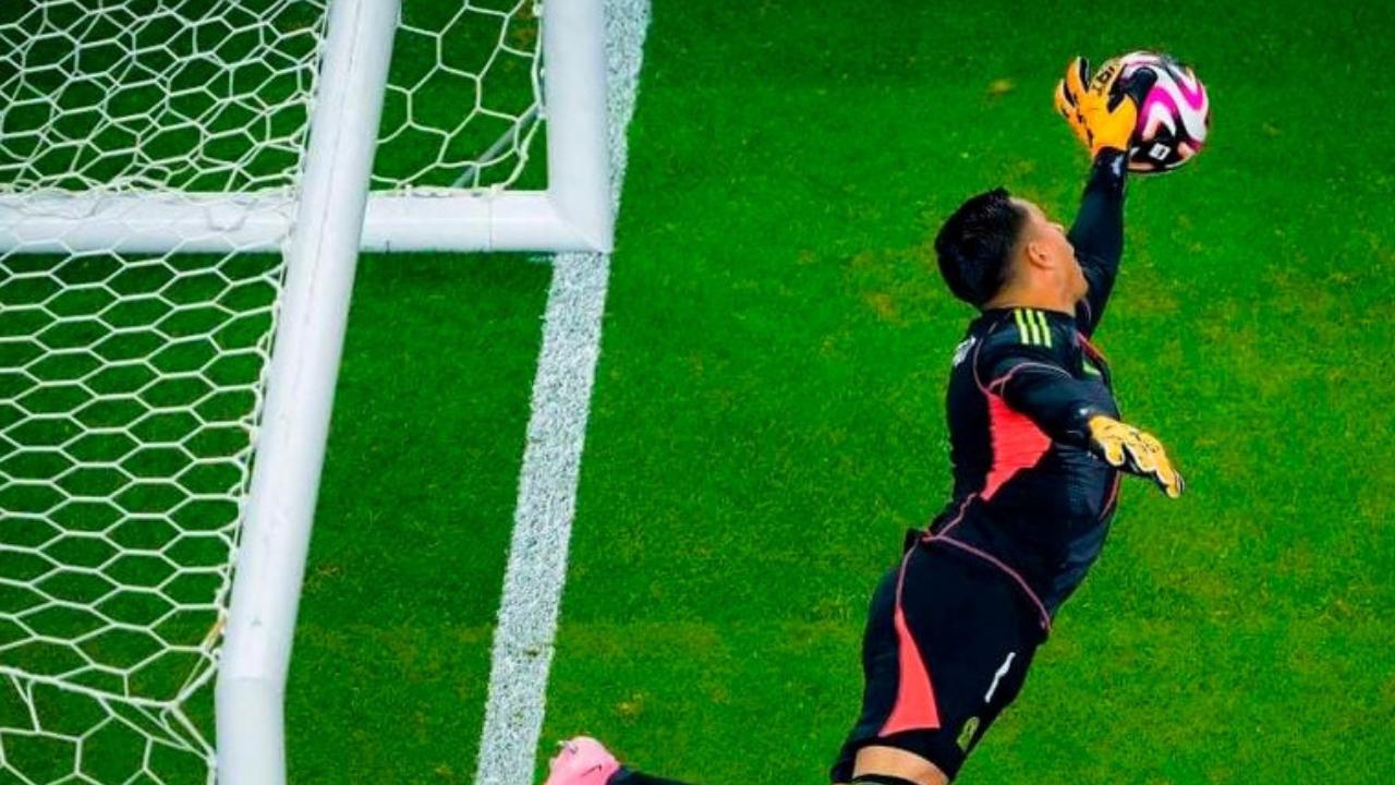 Luis Ángel Malagón, portero del Club América, se encargó de atajar el cabezazo de Larin