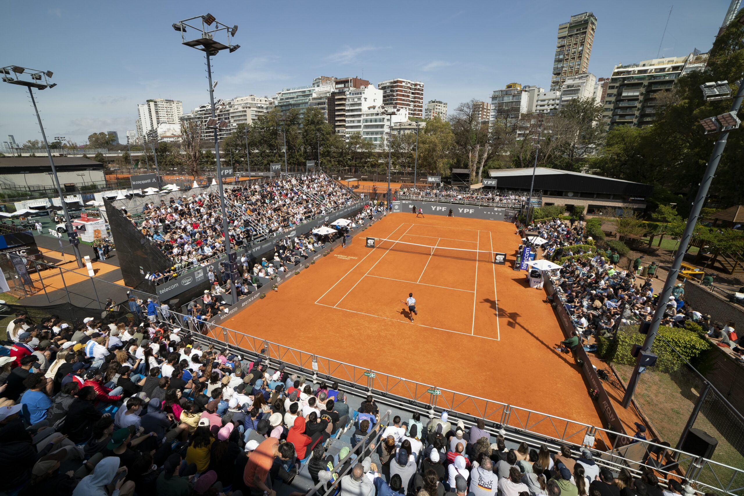 Excelente día en el Racket, con la cancha a rebosar