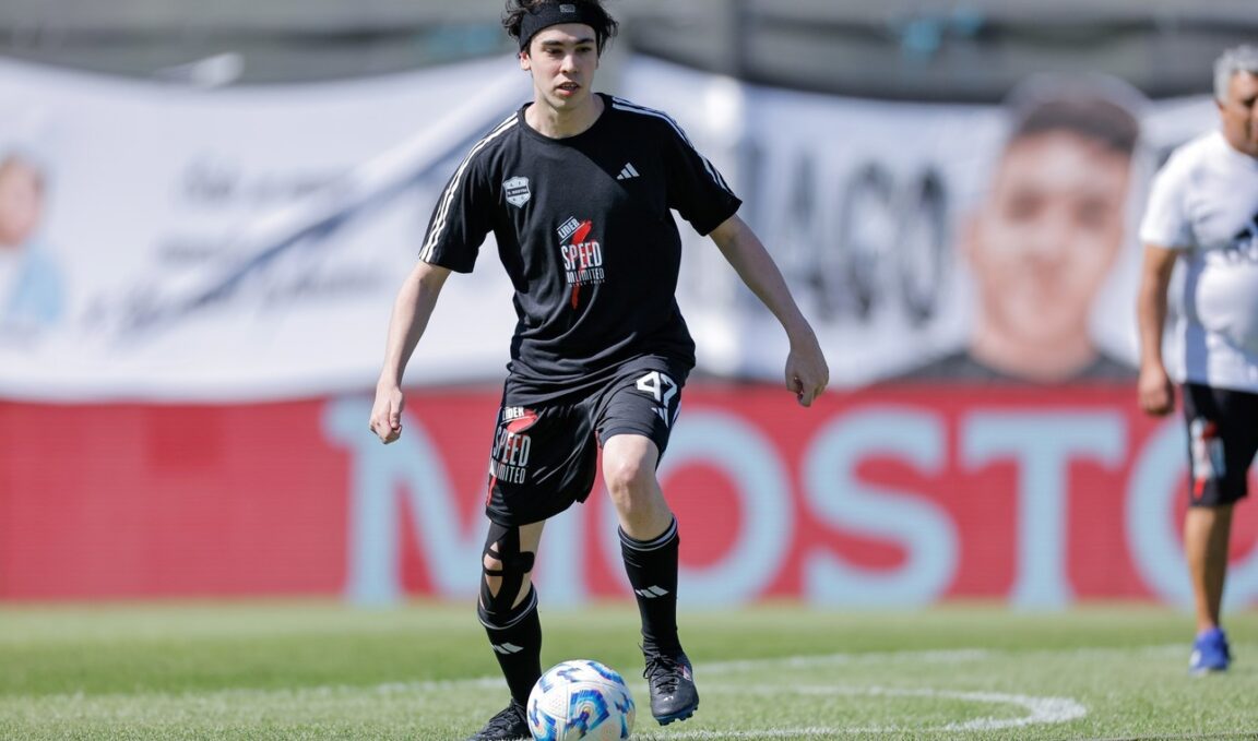 El streamer Iván Buhajeruk, conocido como Spreen, durante su debut en Deportivo Riestra en un partido contra Vélez, donde jugó solo un minuto antes de ser reemplazado