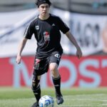 El streamer Iván Buhajeruk, conocido como Spreen, durante su debut en Deportivo Riestra en un partido contra Vélez, donde jugó solo un minuto antes de ser reemplazado