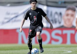 El streamer Iván Buhajeruk, conocido como Spreen, durante su debut en Deportivo Riestra en un partido contra Vélez, donde jugó solo un minuto antes de ser reemplazado