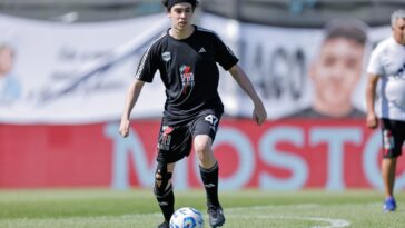 El streamer Iván Buhajeruk, conocido como Spreen, durante su debut en Deportivo Riestra en un partido contra Vélez, donde jugó solo un minuto antes de ser reemplazado