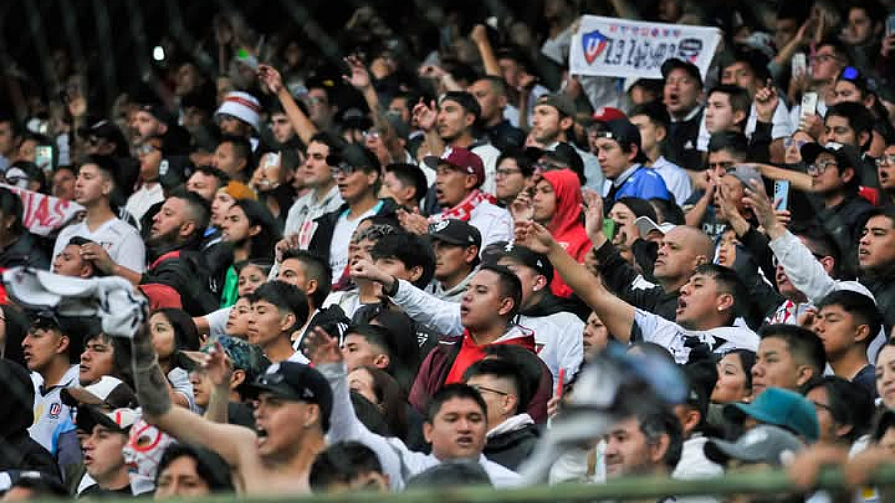 Hinchada de Liga de Quito en la final de ida que se jugó en casa blanca