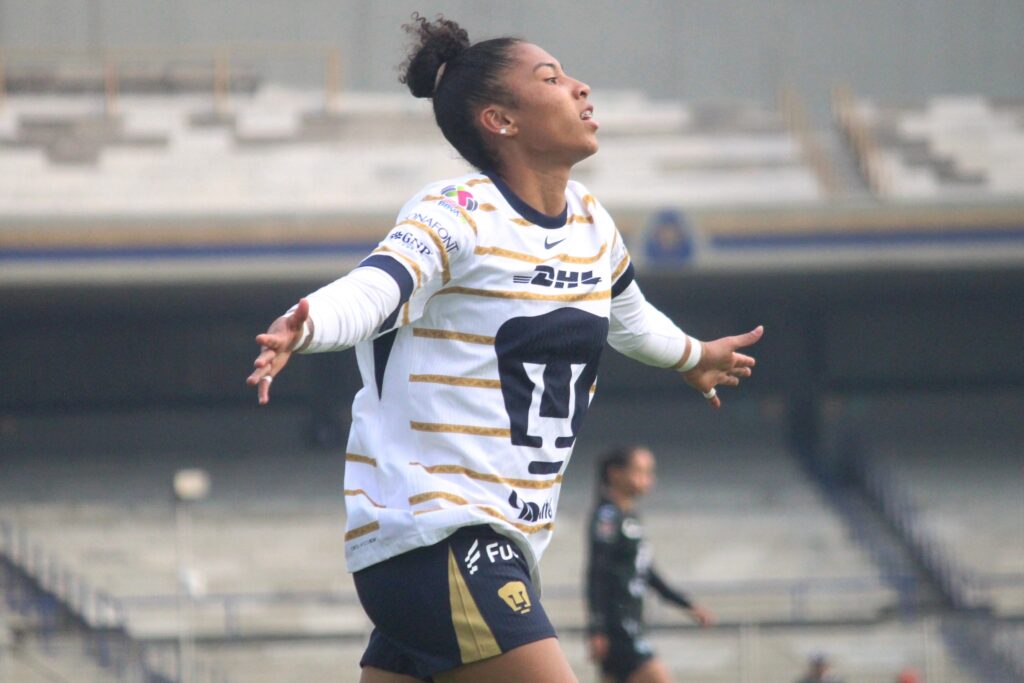 A los tres minutos las Pumas femenil comenzaban abriendo el marcador.