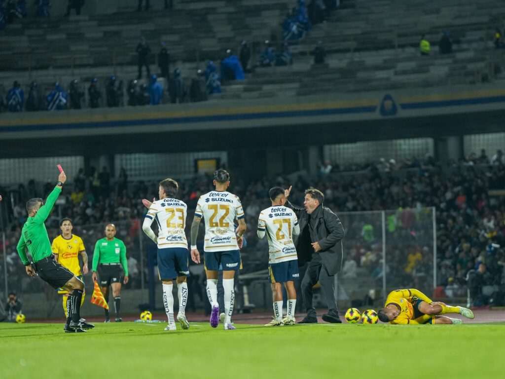 El técnico de pumas Gustavo Lema y el jugador Piero Quispe fueron expulsados en la misma jugada Creditos: ESTO