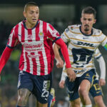 Piojo Alvarado peleando el balón en el partido contra Pumas