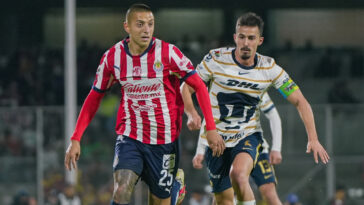 Piojo Alvarado peleando el balón en el partido contra Pumas