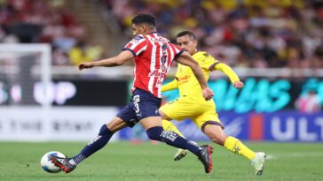 Tiba Sepúlveda peleando un balón Erik Sanchéz