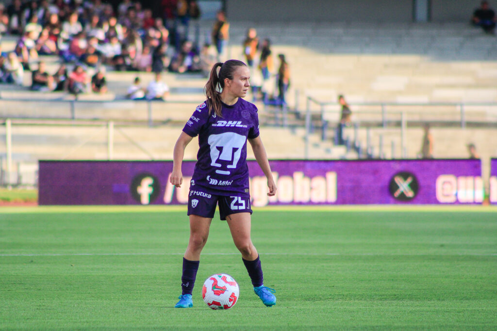 Pumas femenil salió de color morado, en conmemoración al día internacional de la mujer Foto: Hugo Martínez Murillo 