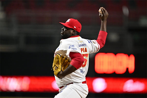 Diablos Rojos contra El Aguila