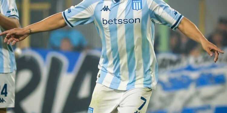 Con Arias como figura, Racing lo dio vuelta en Florencio Varela y se metió en octavos del Apertura