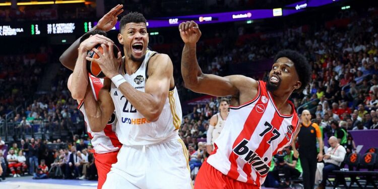 Tavares disputando un balón frente a Olympiakos la temporada pasada