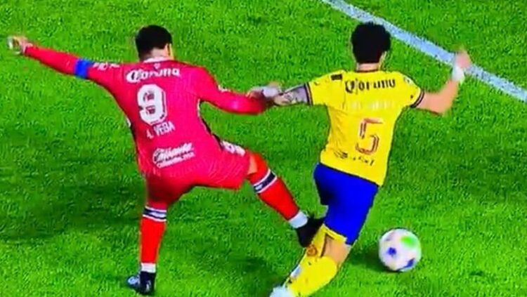 Alexis Vega pisó a Kevin Álvarez durante una disputa; el escarlata no vio la tarjeta roja. (Captura de pantalla)